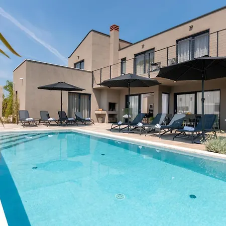 Beautiful Perlin With Pool In Visnjan Farini
